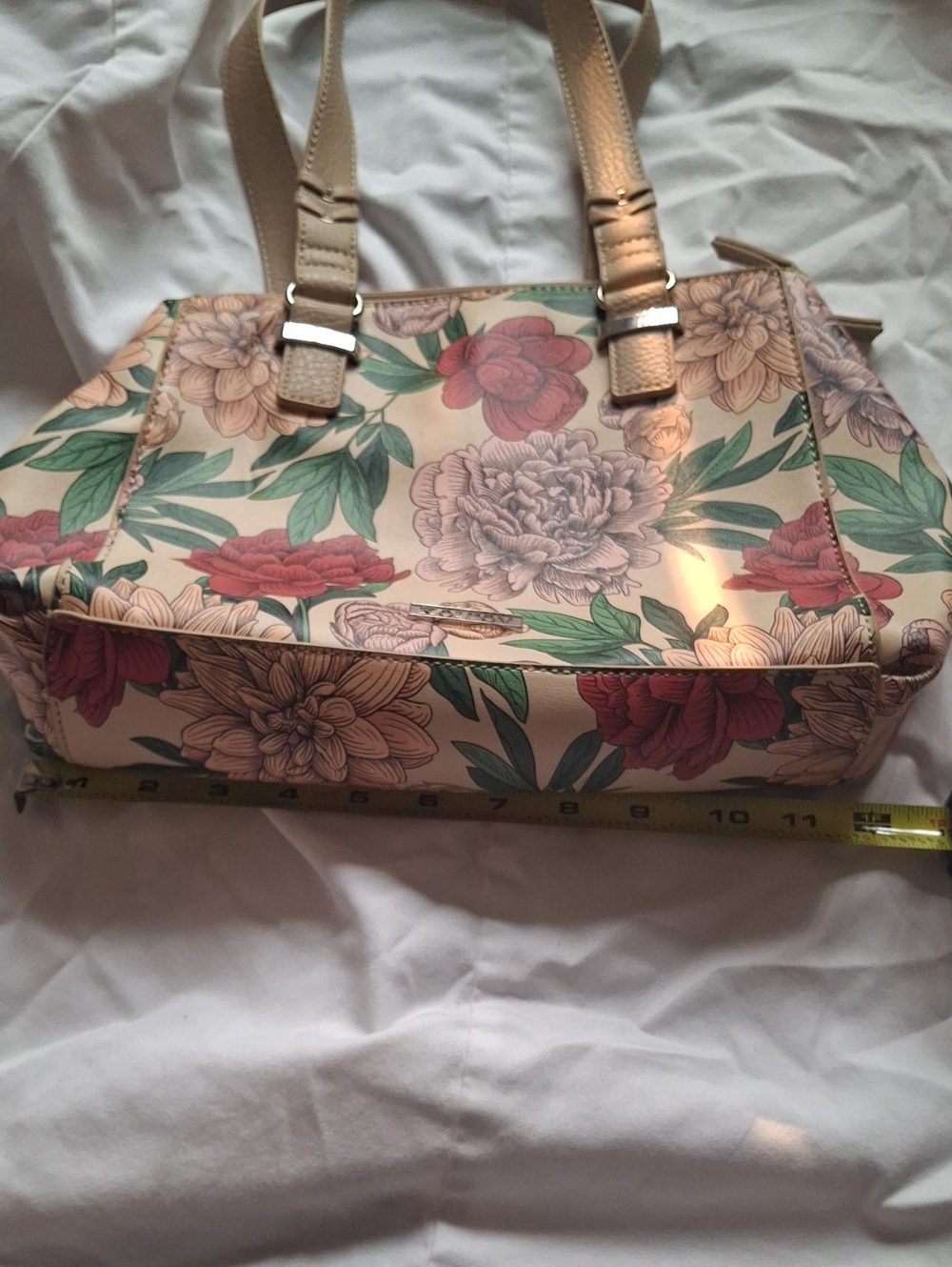 Elegant Floral Shoulder Bag with Beige Accents - Picture 6 of 10